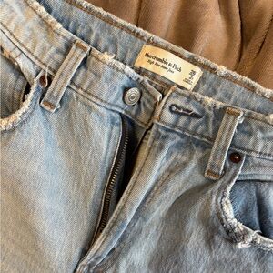A&F HIGH RISE MOM JEAN - 2R